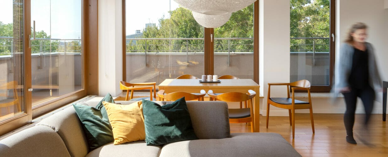 Menuiseries 6 Panorama,Of,Woman,Walking,In,Sunny,Living,Room,With,Big