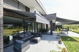 Store banne SQUARO posé par Creastores, spécialiste de la protection solaire à Marseille (13)