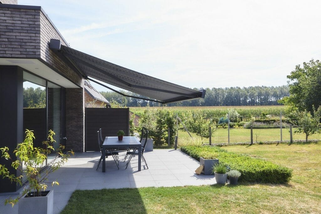 Store banne SQUARO posé par Creastores, spécialiste de la protection solaire à Marseille (13)